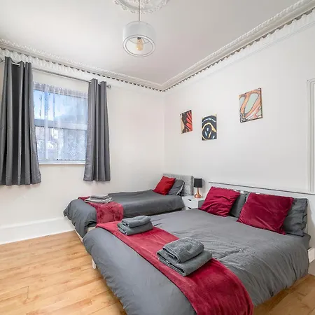 Cozy & Comfy Woodgreen Station Sleeps 6 * London