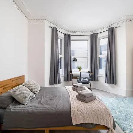 Cozy & Comfy Woodgreen Station Sleeps 6