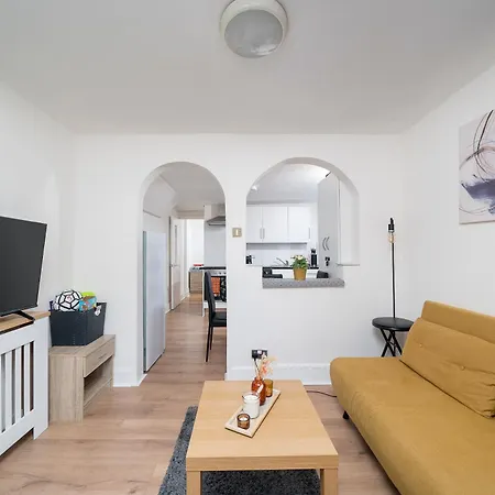 Apartment Cozy & Comfy Woodgreen Station Sleeps 6