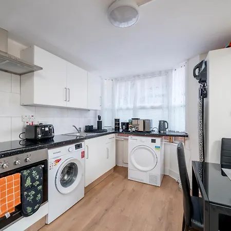 Apartment Cozy & Comfy Woodgreen Station Sleeps 6 London