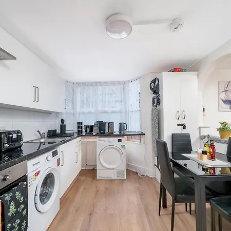 Cozy & Comfy Woodgreen Station Sleeps 6 *