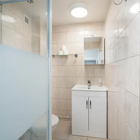 Cozy & Comfy Woodgreen Station Sleeps 6 Apartment