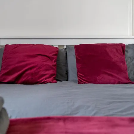 Cozy & Comfy Woodgreen Station Sleeps 6 London