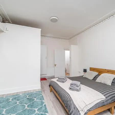 Cozy & Comfy Woodgreen Station Sleeps 6 * London