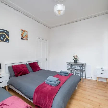 Cozy & Comfy Woodgreen Station Sleeps 6 Apartment