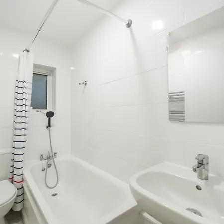 Cozy & Comfy Woodgreen Station Sleeps 6 Apartment London