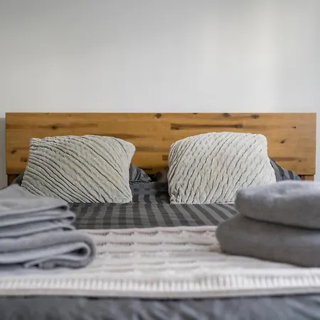 Cozy & Comfy Woodgreen Station Sleeps 6 * London