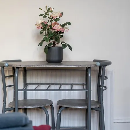 Cozy & Comfy Woodgreen Station Sleeps 6