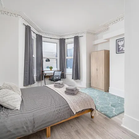 Cozy & Comfy Woodgreen Station Sleeps 6 Apartment *