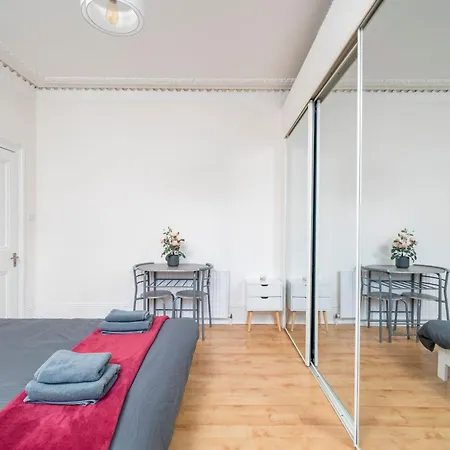 Cozy & Comfy Woodgreen Station Sleeps 6 Apartment London