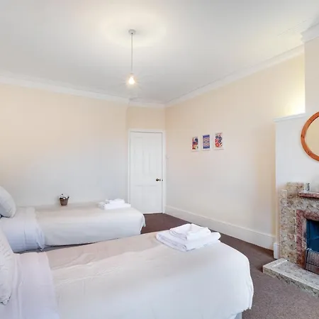 3 Bedroom And 1 Bathroom In Mountfield With Parking Apartment London