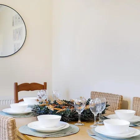 3 Bedroom And 1 Bathroom In Mountfield With Parking Apartment