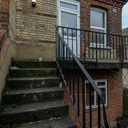 Apartment 3 Bedroom And 1 Bathroom In Mountfield With Parking