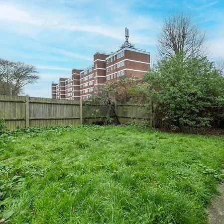 3 Bedroom And 1 Bathroom In Mountfield With Parking Apartment *