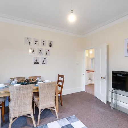 3 Bedroom And 1 Bathroom In Mountfield With Parking Apartment London