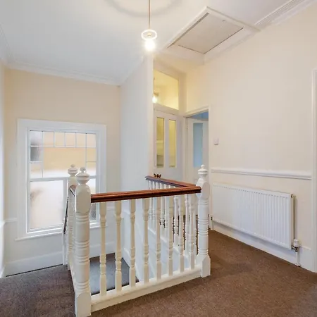 Apartment 3 Bedroom And 1 Bathroom In Mountfield With Parking London