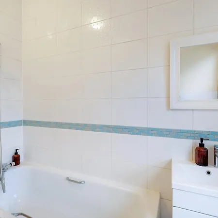3 Bedroom And 1 Bathroom In Mountfield With Parking *
