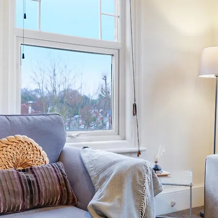 3 Bedroom And 1 Bathroom In Mountfield With Parking * London