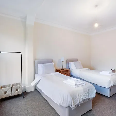 Apartment 3 Bedroom And 1 Bathroom In Mountfield With Parking