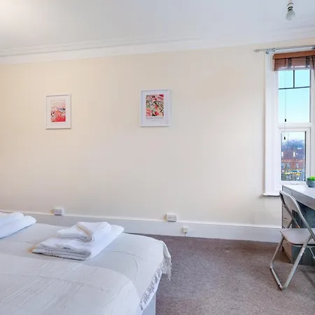 Apartment 3 Bedroom And 1 Bathroom In Mountfield With Parking *