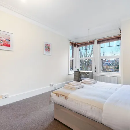 Apartment 3 Bedroom And 1 Bathroom In Mountfield With Parking London