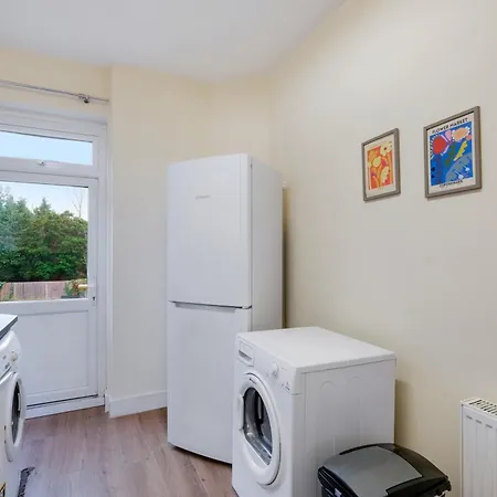 3 Bedroom And 1 Bathroom In Mountfield With Parking *