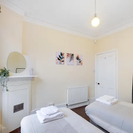 3 Bedroom And 1 Bathroom In Mountfield With Parking London