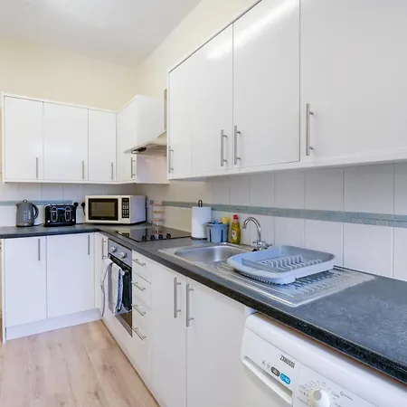 3 Bedroom And 1 Bathroom In Mountfield With Parking * London