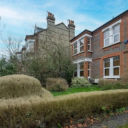 3 Bedroom And 1 Bathroom In Mountfield With Parking