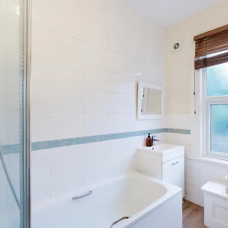 Apartment 3 Bedroom And 1 Bathroom In Mountfield With Parking