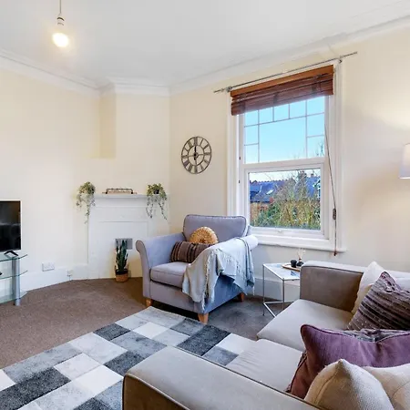 3 Bedroom And 1 Bathroom In Mountfield With Parking Apartment *