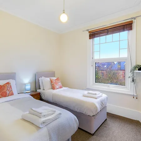 Apartment 3 Bedroom And 1 Bathroom In Mountfield With Parking *