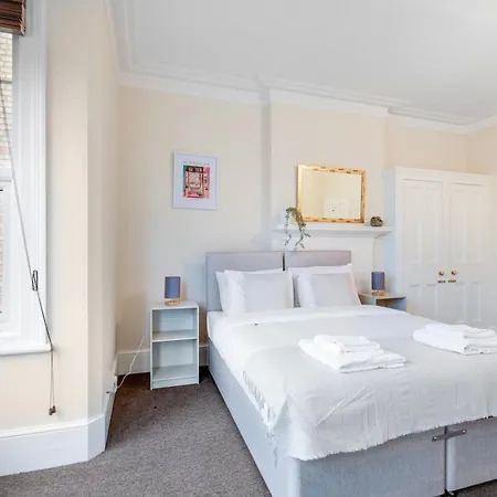 3 Bedroom And 1 Bathroom In Mountfield With Parking * London