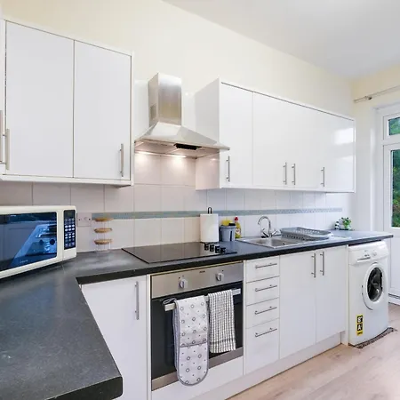 3 Bedroom And 1 Bathroom In Mountfield With Parking