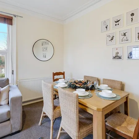 3 Bedroom And 1 Bathroom In Mountfield With Parking Apartment