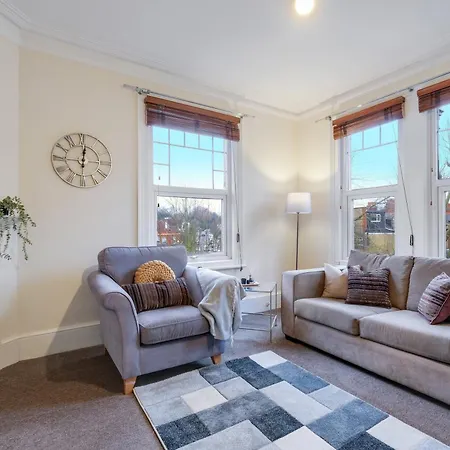 3 Bedroom And 1 Bathroom In Mountfield With Parking *