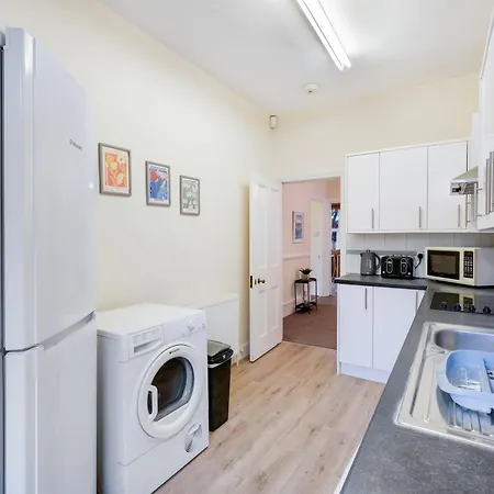 3 Bedroom And 1 Bathroom In Mountfield With Parking * London