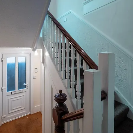 3 Bedroom And 1 Bathroom In Mountfield With Parking Apartment