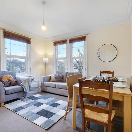 Apartment 3 Bedroom And 1 Bathroom In Mountfield With Parking