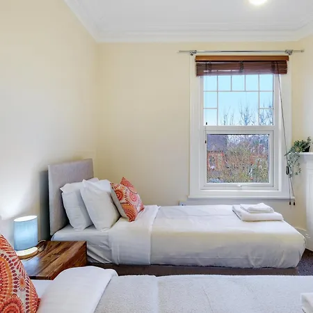 Apartment 3 Bedroom And 1 Bathroom In Mountfield With Parking London