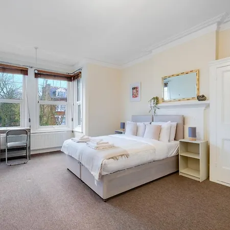 Apartment 3 Bedroom And 1 Bathroom In Mountfield With Parking