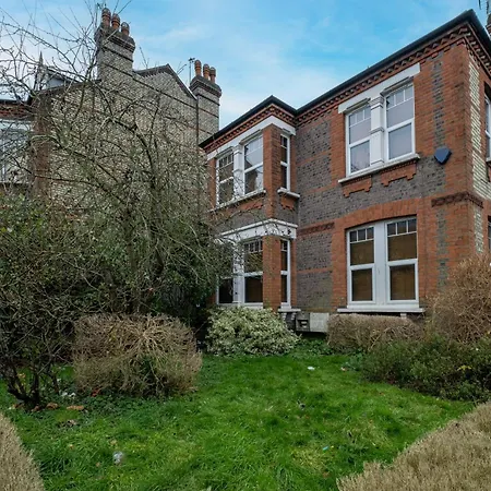 3 Bedroom And 1 Bathroom In Mountfield With Parking Apartment *