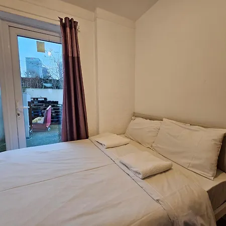 E14 Guest house