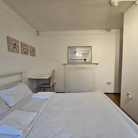 E14 Guest house London
