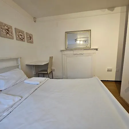 E14 Guest house London