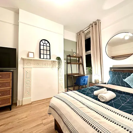 Delux Near Centre Homestay *