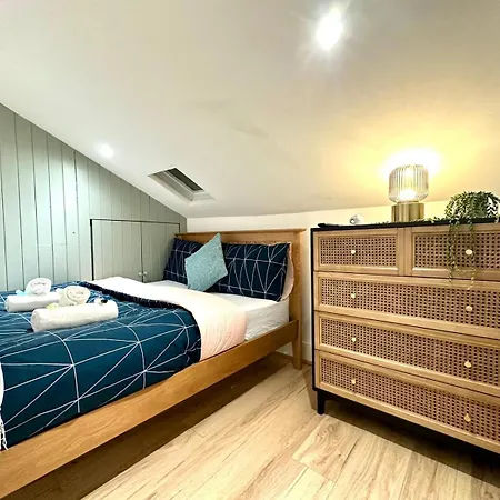 Delux Near Centre * London