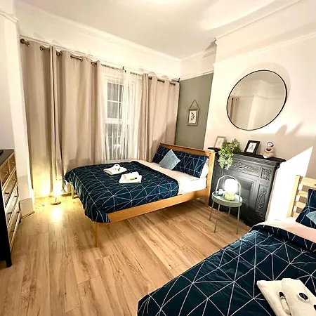 Delux Near Centre * London