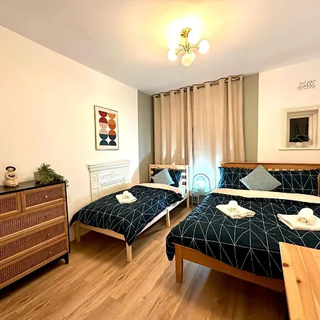 Delux Near Centre * London