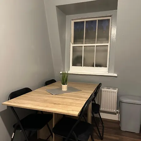 Charming 1 Bedroom Flat With Living In Kings Cross, St Pancras No Lift Apartment *